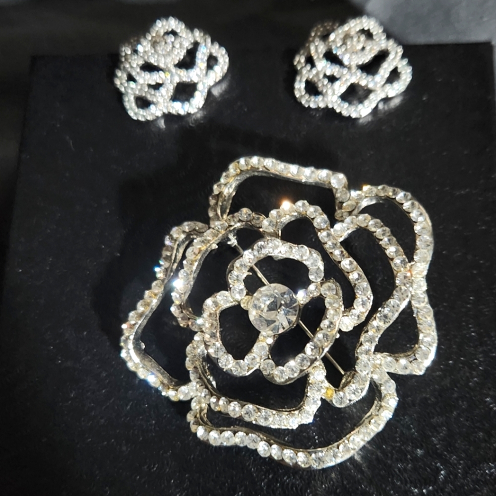Vintage Silver Rose Design Brooch & Sterling Silver Dangle Pierce Earring Set